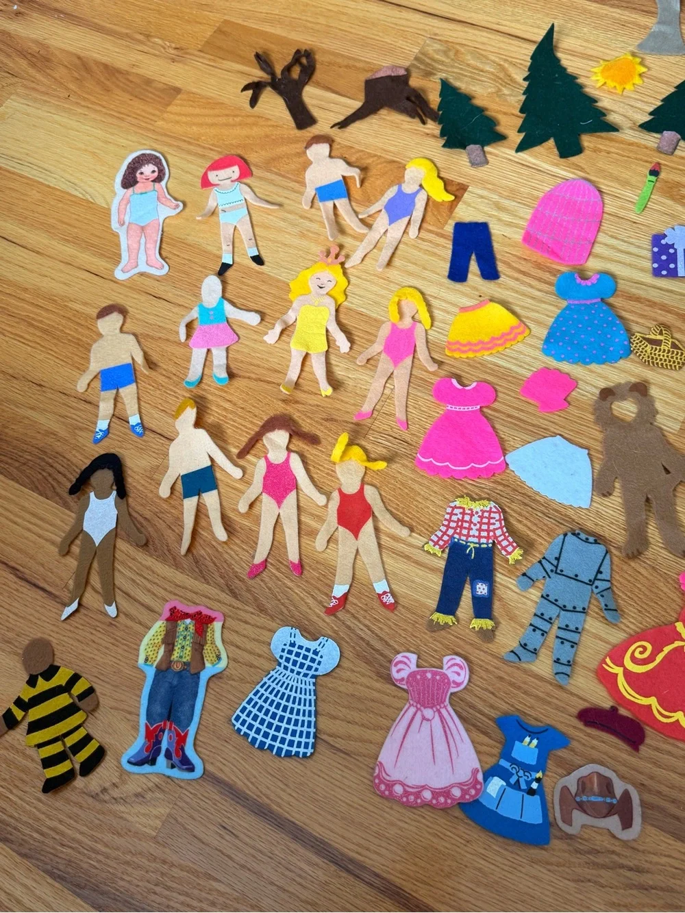 150-Piece Felt Play Set Animals, People, Clothes, Buildings + w/ Carrying Case